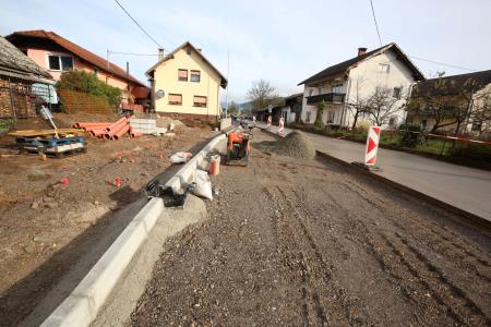 DOLENJE JEZERO NOVO AVTOBUSNO POSTAJALIŠČE 01 FOTO LJUBO VUKELIČ